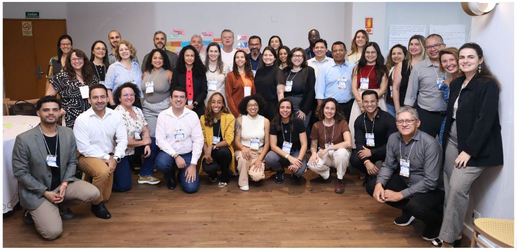 Foto de grupo dos participantes do GT em um encontro presencial